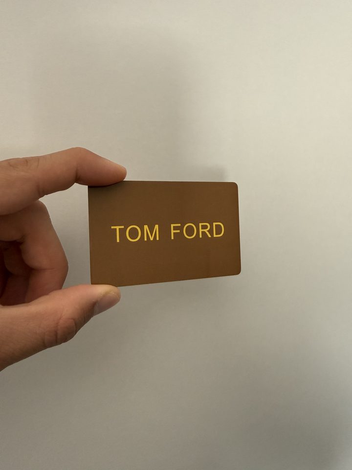 Avis client - carte d'authenticite Tom Ford tenue en main